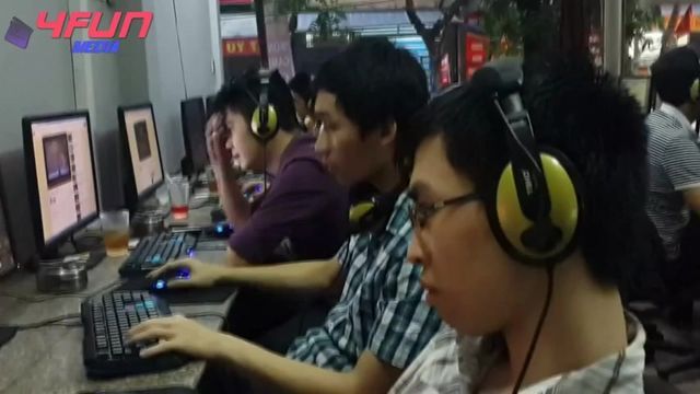 Thanh Niên Thất Tình Vừa Nghe Nhạc Vừa Khóc Trong Quán Net