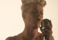 “Just Give Me A Reason” chiếm lĩnh vị trí No.1 Billboard Hot 100